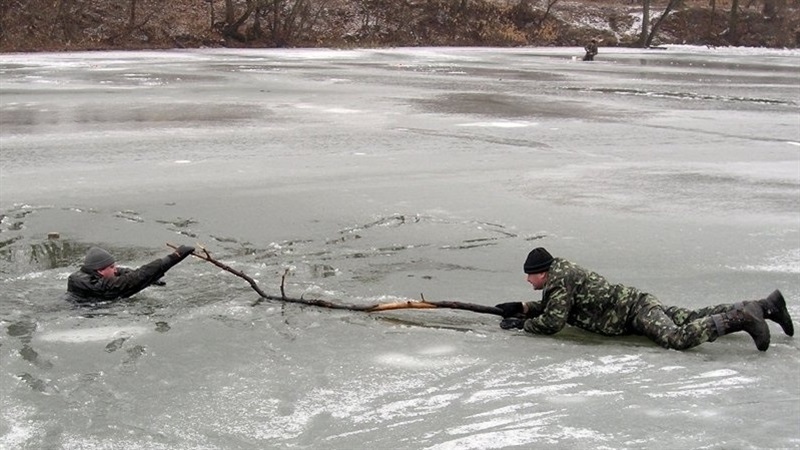 На водоемах Запорожья тонкий лед: горожан предупреждают об опасности
