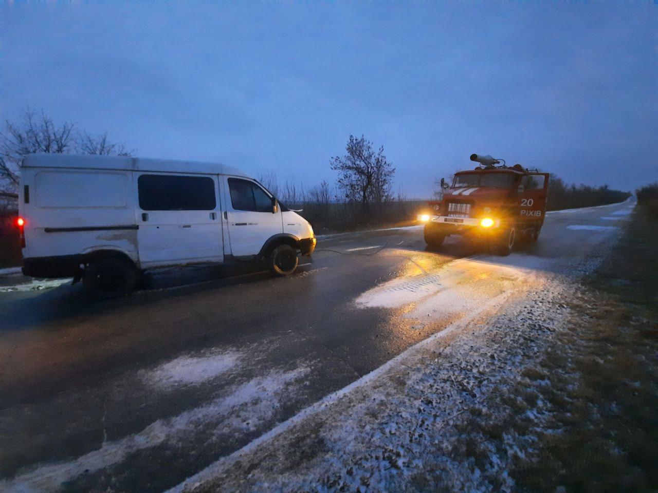 На запорожских трассах из-за непогоды автомобили оказались в ловушке: спасатели оказывали помощь (ФОТО)