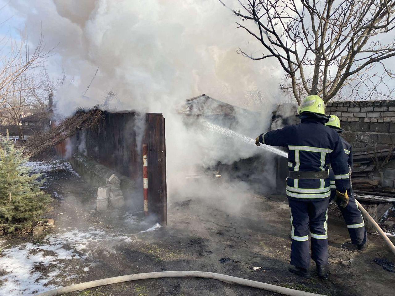 В Запорожье в гараже сгорел автомобиль: пострадал мужчина (ФОТО)