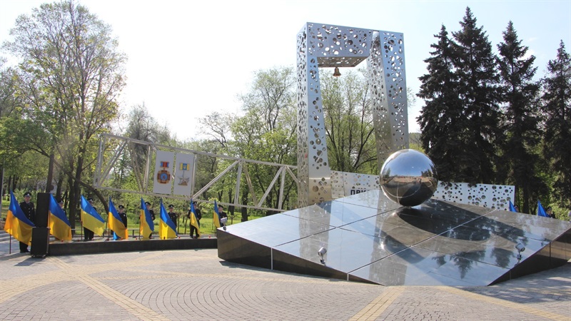 В Запорожье пытались украсть металлические элементы памятника чернобыльцам (ФОТО)