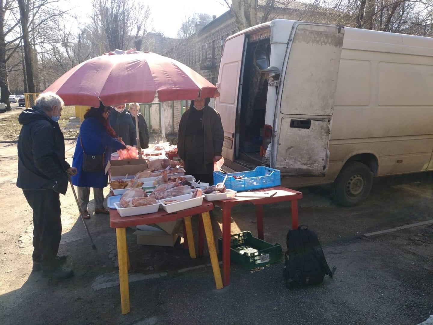 В Запорожье оштрафовали уличных торговцев мясом и рыбой (ФОТО)