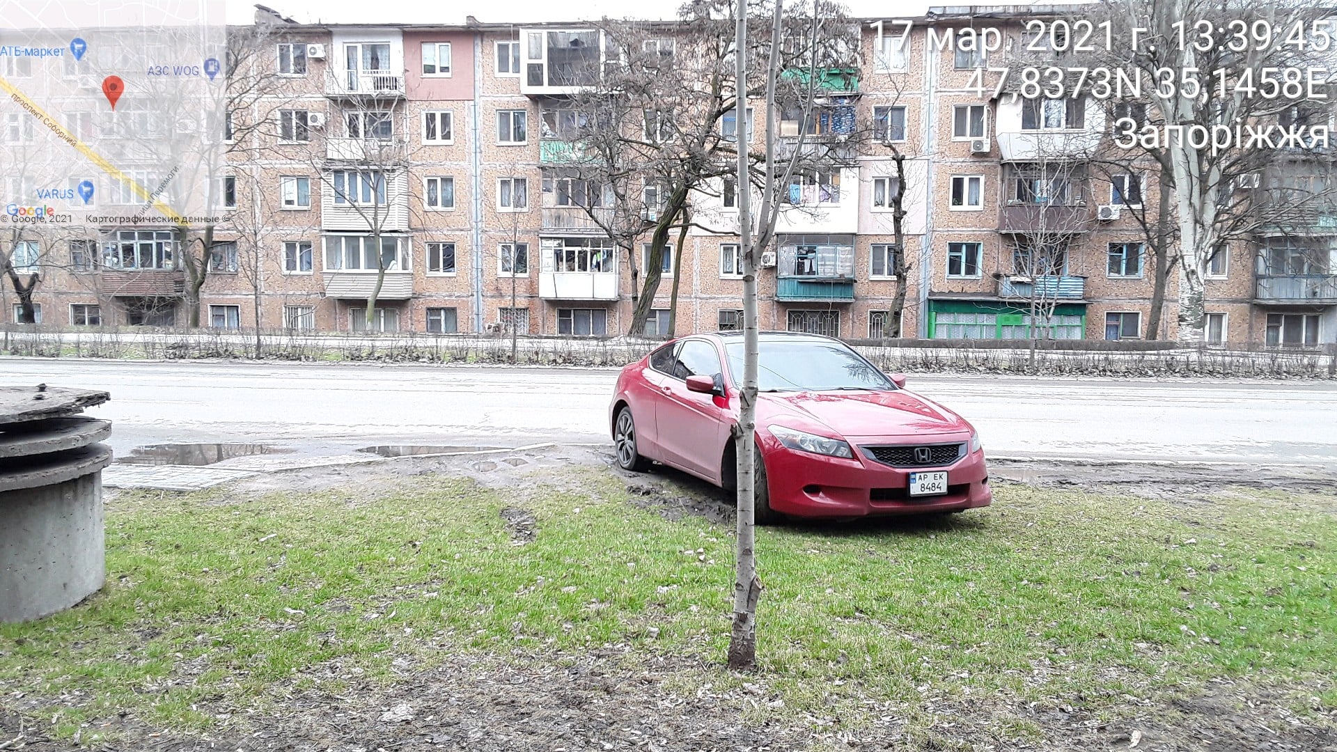 В Запорожье горе-водитель припарковался на газоне (ФОТОФАКТ)