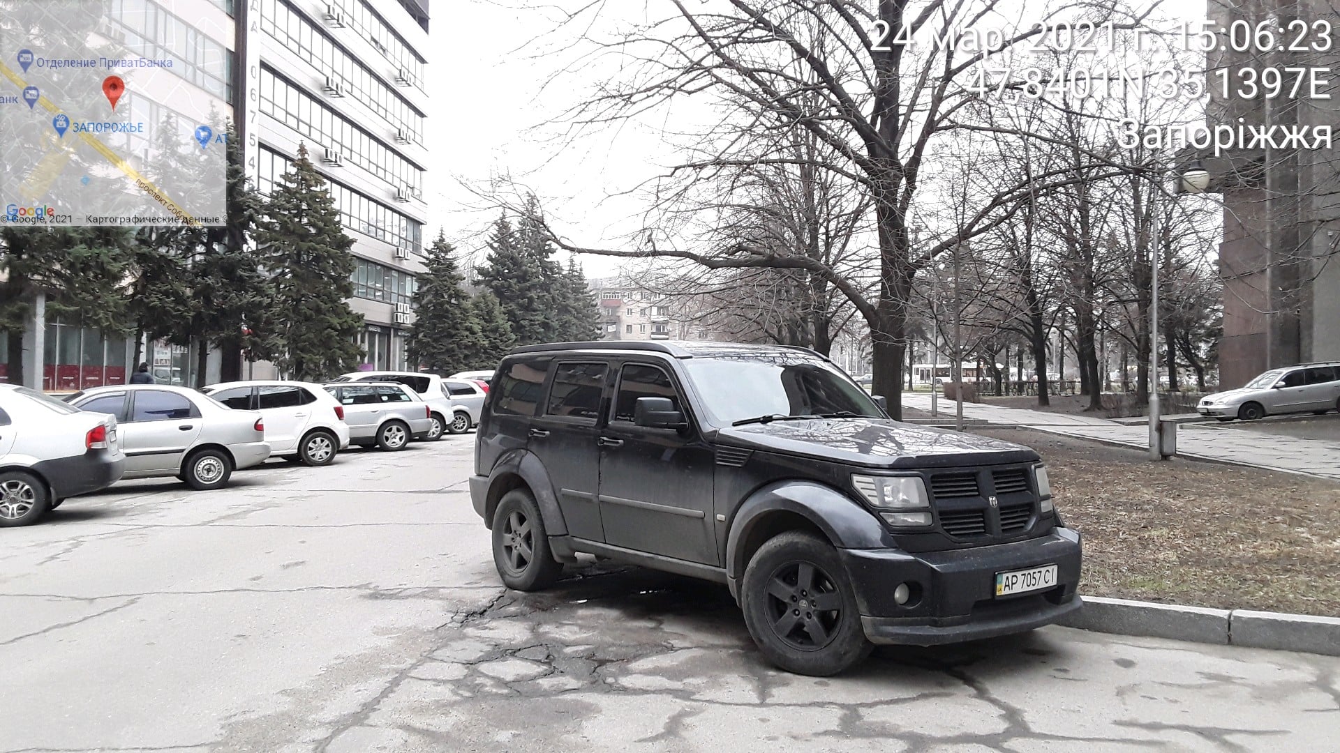 В Запорожье большое количество водителей нарушают ПДД и паркуются на перекрестках (ФОТО)