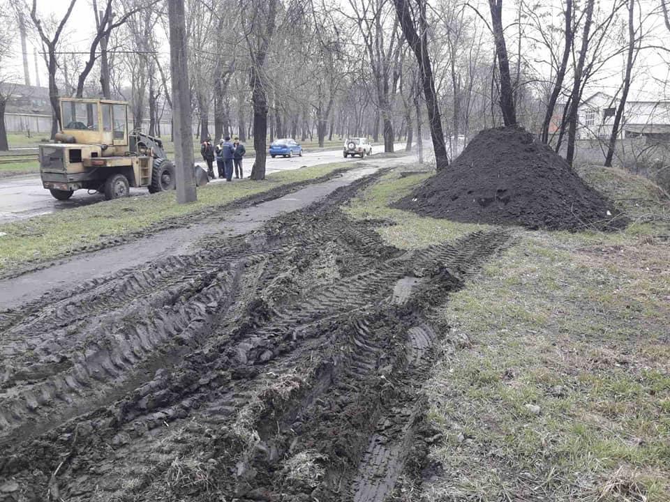 В Запорожье во время уборки дорог зимой на зелёной зоне накопились грязь и отсев: составлен админпротокол (ФОТО)