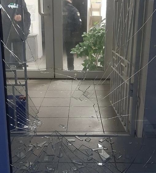 В центре Запорожья мужчина разбил двери отделения банка (ФОТО)