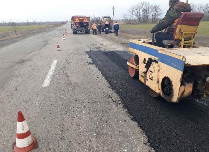 В Запорожской области на автодорогах государственного значения проводят ямочный ремонт (ФОТО)