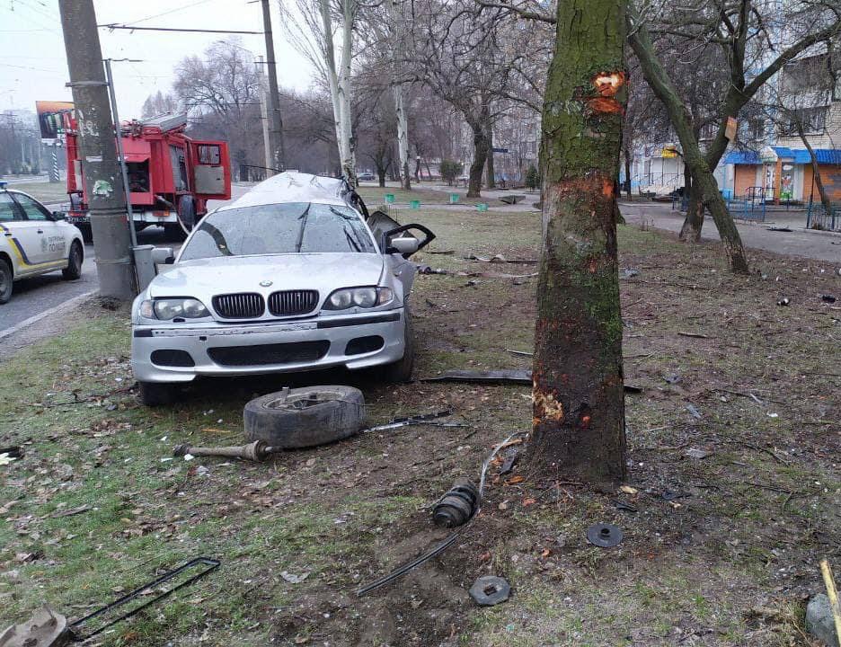 Авто врезалось в дерево: спасатели рассказали о смертельном ДТП с BMW в Запорожье (ФОТО, ВИДЕО)
