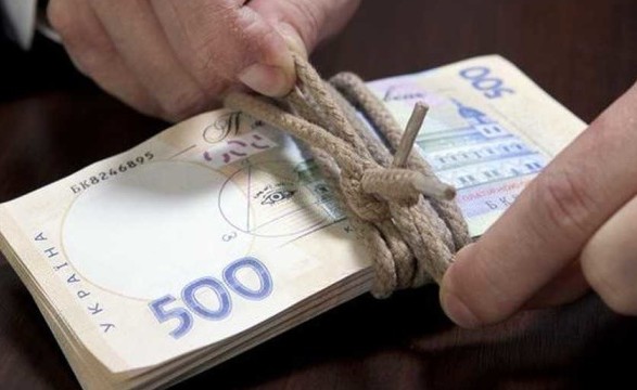 В Запорожье мошенницы выманили у пенсионерки более 100 тысяч гривен за снятие порчи с ее дочери