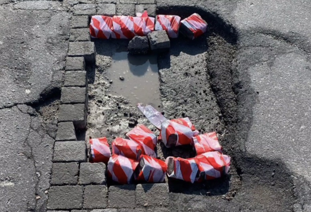 В Запорожье на Набережной водитель иномарки угодил в яму на дороге: ущерб составил более 100 тысяч гривен (ФОТО, ВИДЕО)