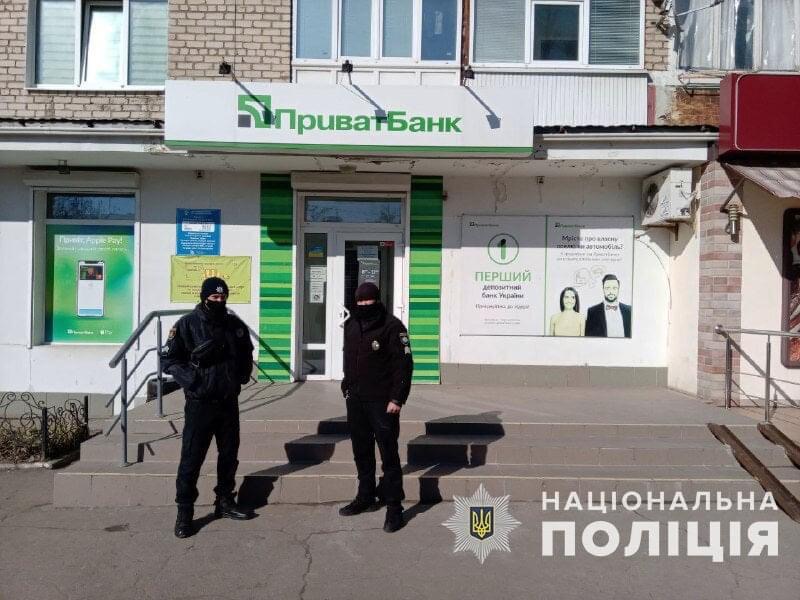 В Бердянске мужчина сообщил о взрывчатках в мусорных баках возле ТЦ и банка: эвакуированы 300 человек (ФОТО)