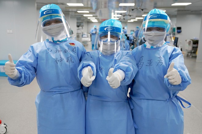 Китай сделал обязательным анальные мазки на коронавирус для всех въезжающих в страну