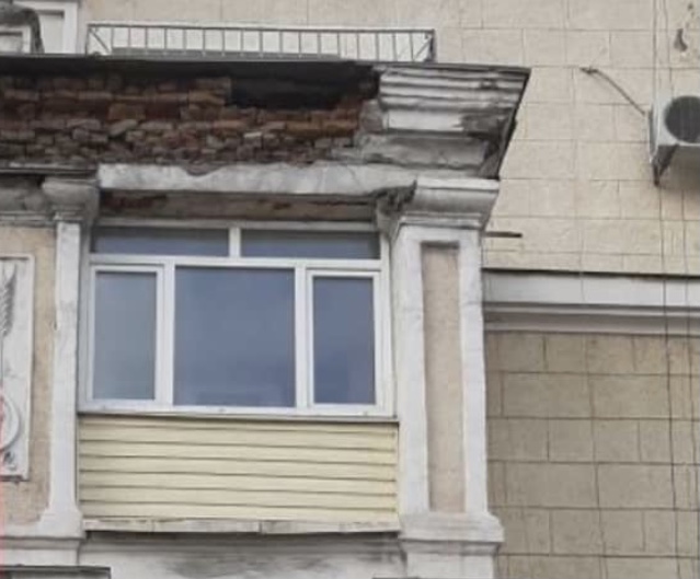 В Запорожье со старого дома обваливается карниз (ФОТО)