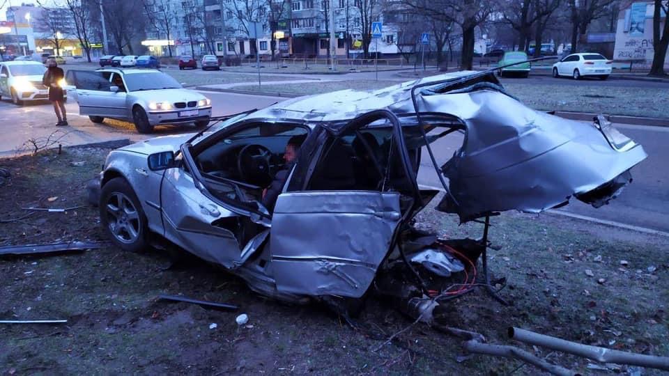 ОБНОВЛЕНО. В Запорожье в результате ДТП BMW разорвало пополам: погиб пассажир, двое травмированных (ВИДЕО, ФОТО)