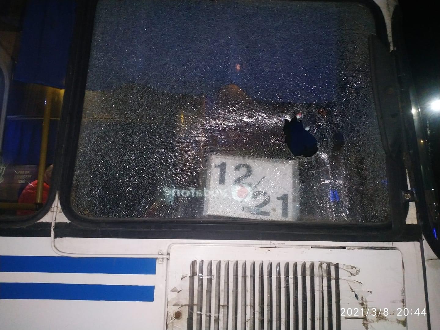 В Бердянске неизвестный разбил бутылкой окно автобуса, где находились пассажиры (ФОТО)