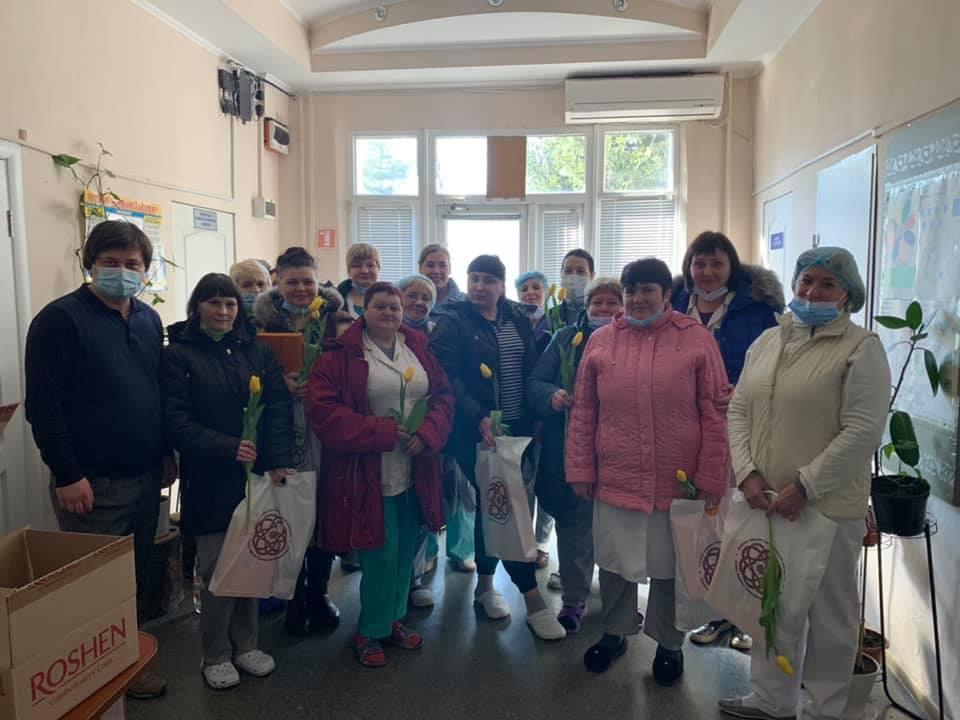 Союз армян Запорожской области поздравил женский коллектив областной инфекционной больницы, который борется с COVID-19