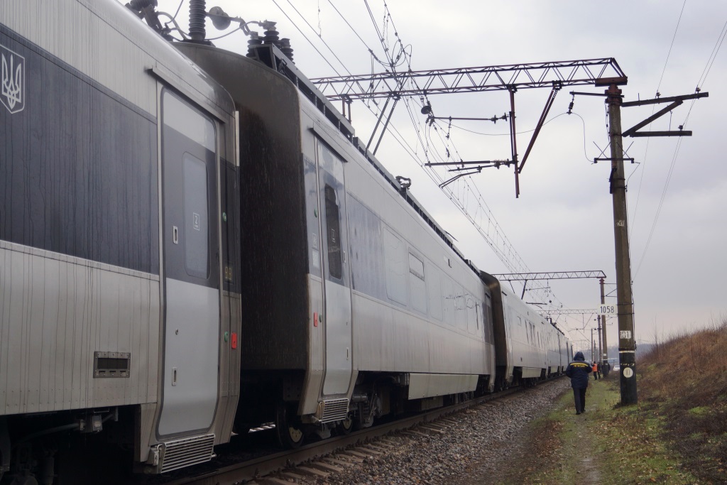 Поезд “Интерсити”, сошедший с рельсов под Запорожьем, уже подняли и он курсирует в депо для диагностики и ремонта