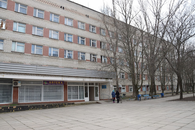 В Запорожской области на лестничной клетке городской больницы обнаружили труп мужчины