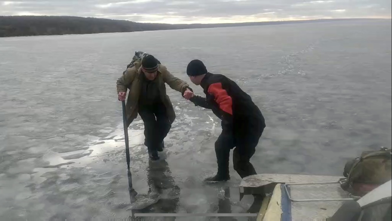 В Запорожской области с тонкого льда спасли троих рыбаков (ФОТО)