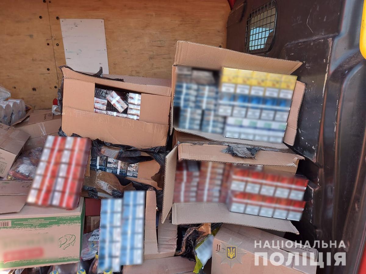 На запорожской трассе остановили мужчину с несколькими тысячами пачек контрафактных сигарет (ФОТО)