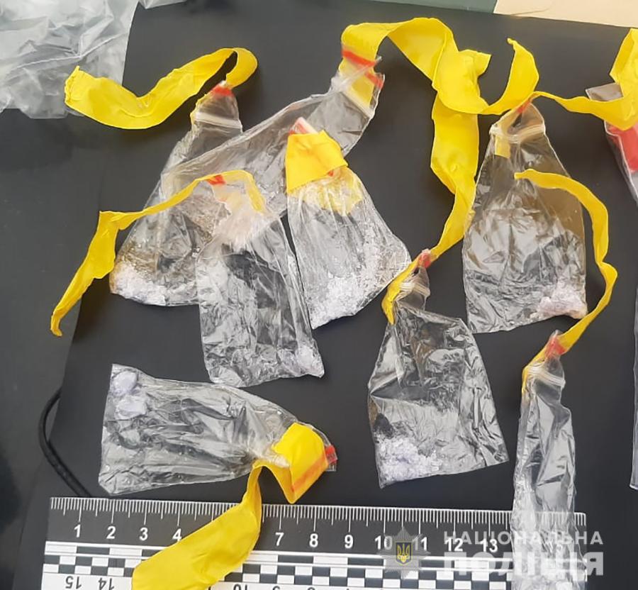 В Запорожье студент ВУЗа делал “закладки”: у него изъяли 40 зип-пакетов с наркотиками(ФОТО)