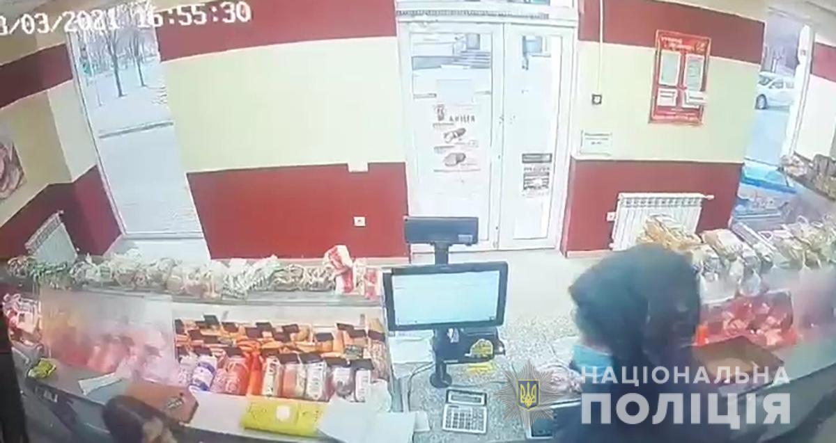В Запорожье ограбили продуктовый магазин, угрожая отверткой продавщице (ФОТО)