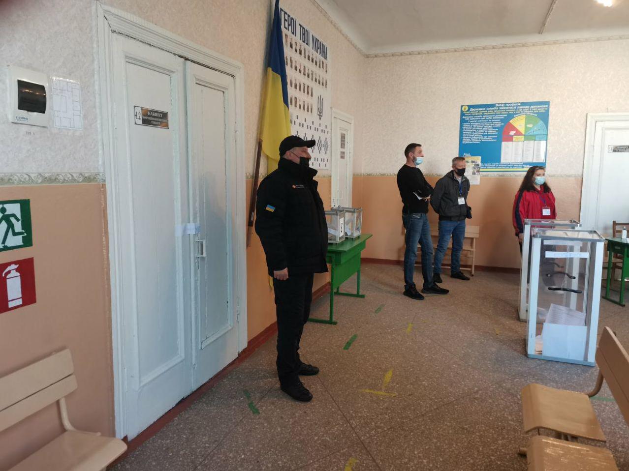 В трех районах Запорожской области проходит второй тур местных выборов (ФОТО)