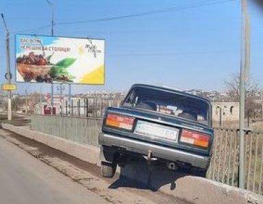 В Запорожской области автомобиль “перелетел” через отбойник и повис над мостом (ФОТО)