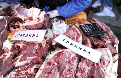 В Запорожье мужчина устроил стихийную торговлю мясом посреди тротуара (ФОТО)