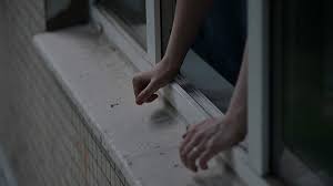 В Запорожье две женщины с разницей в полчаса выпрыгнули из окна одной квартиры (ФОТО)
