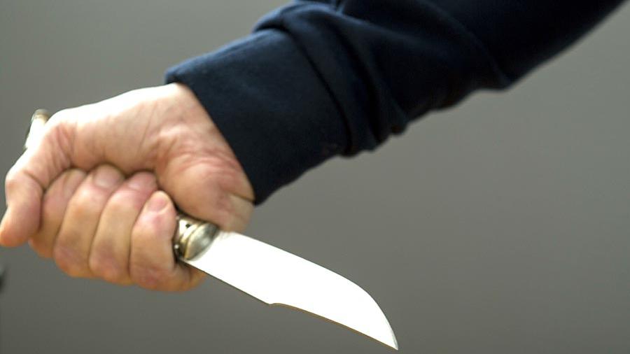 В Запорожье мужчина пытался зарезать себя ножом, после чего выпрыгнул в окно