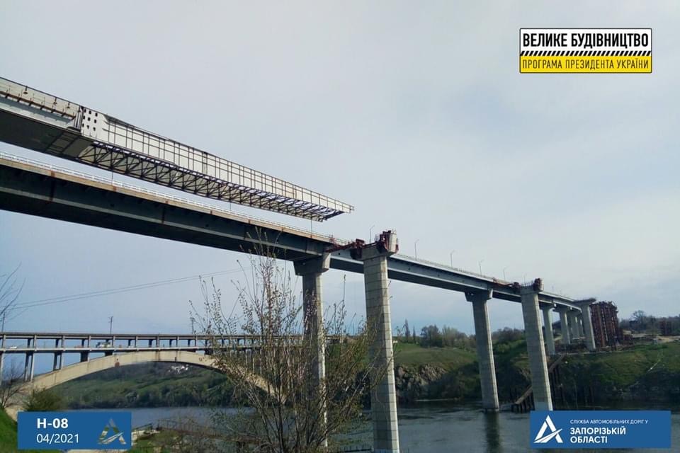 На балочном мосту в Запорожье начался очередной этап надвижки металлоконструкций через р. Старый Днепр (ФОТО)