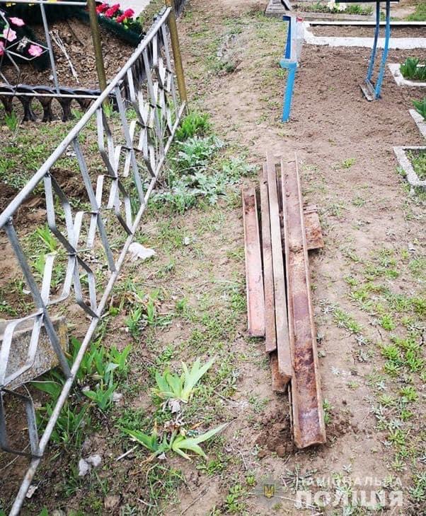 В Запорожской области молодой человек совершил акт вандализма на местном кладбище (ФОТО)