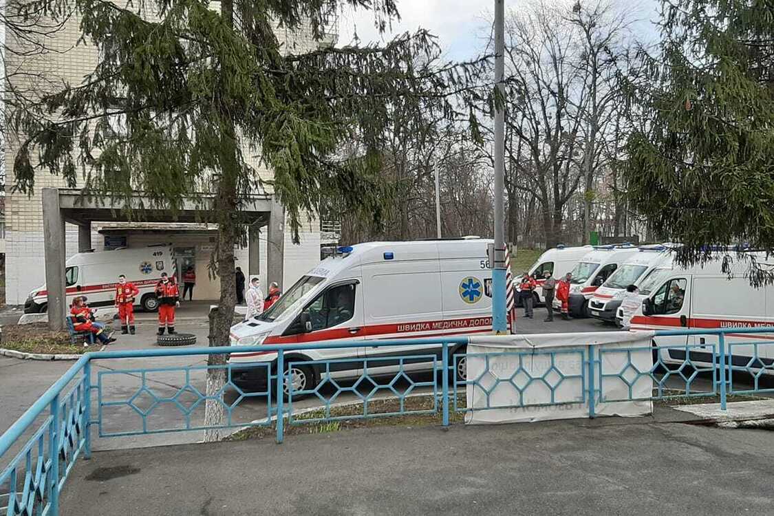 В Киеве все отделения перепрофилировали под COVID-19, люди поступают “залеченные” антибиотиками