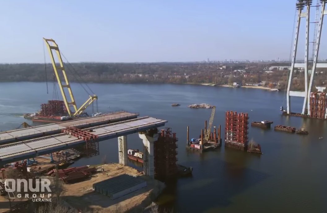 Мостостроители в Запорожье переходят с самому главному и сложному этапу работы (ВИДЕО)