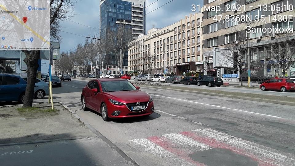 В Запорожье на главном проспекте, где случаются ДТП с пешеходами, автомобили паркуются вплотную к переходу (ФОТО)