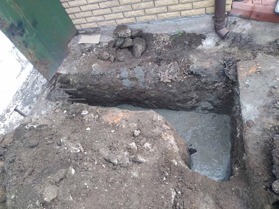 В Запорожье строители разрушили покрытие и загромоздили территорию мусором и стройматериалами (ФОТО)