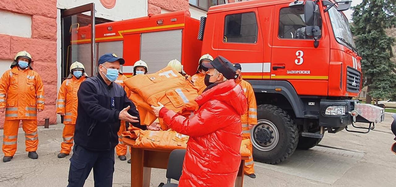 Известная волонтёр из Швейцарии передала запорожским спасателям новую рабочую форму (ФОТО)