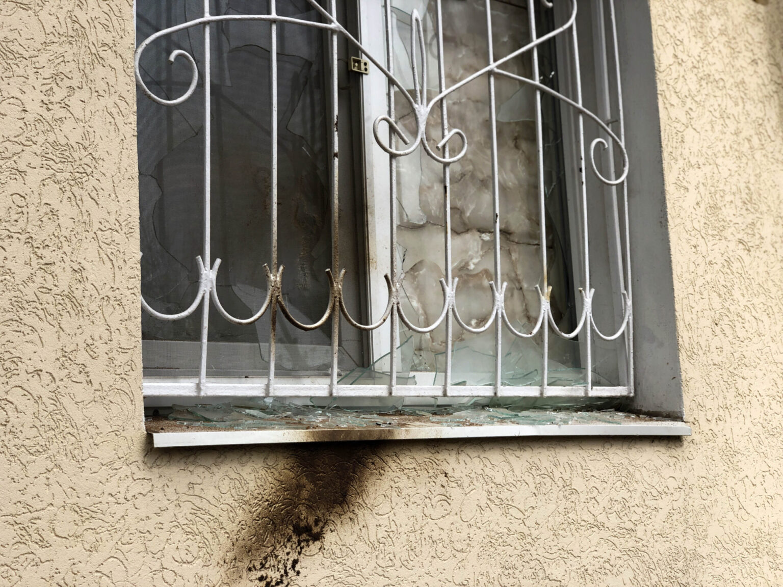 В центре Бердянска неизвестные кинули в окно дома дымовую шашку (ФОТО)