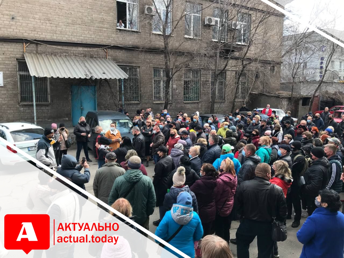 В Запорожье “титушки” напали на работников рынков, которые вышли на акцию протеста (ВИДЕО)