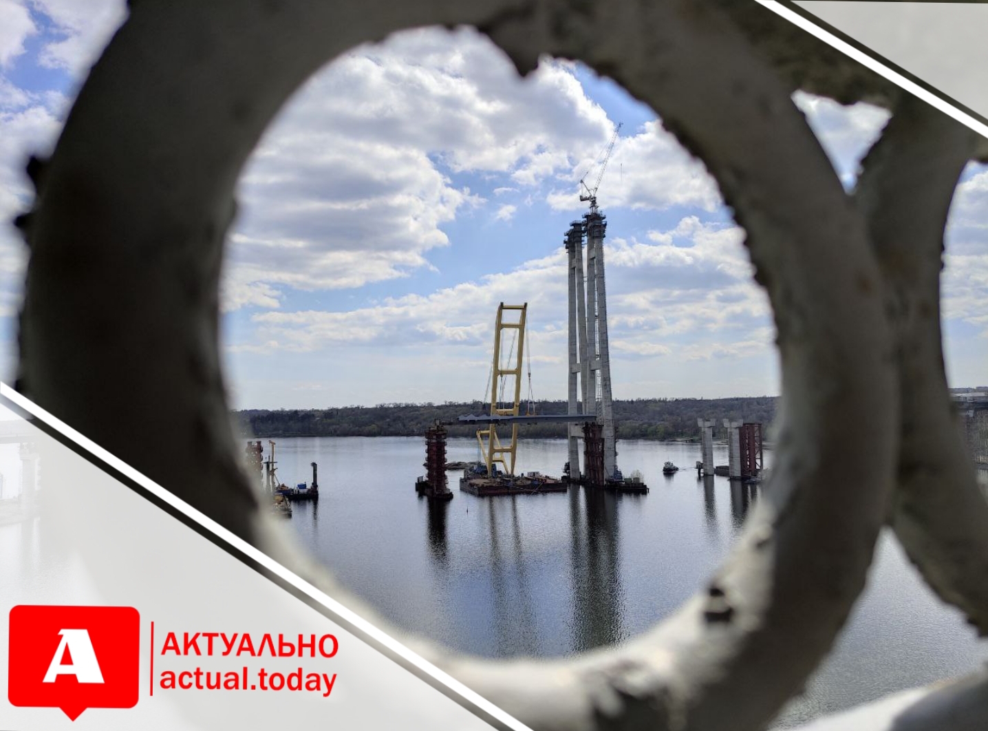 В Запорожье “Захарий” опустил первый блок вантового моста на временные опоры (ФОТО, ВИДЕО)