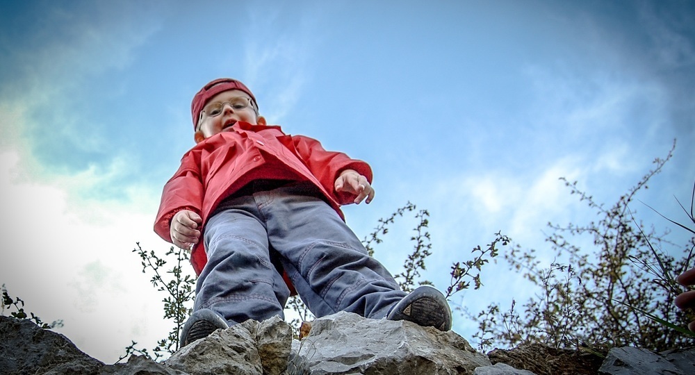 В Запорожье полуторагодовалый ребенок упал в яму в парке: мама прыгнула за ним (ФОТО, ВИДЕО)