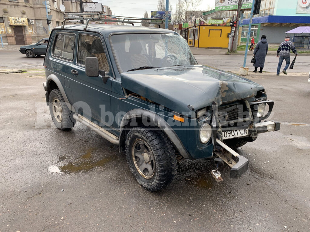 В Запорожской области пьяный водитель на внедорожнике врезался в магазин (ВИДЕО)