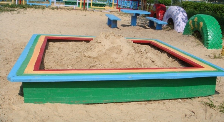 В Запорожье с детской площадки двое мужчин украли песочницу (ФОТО)
