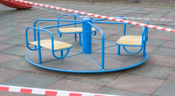 В Запорожье детские площадки оградили запрещающими лентами (ФОТО)