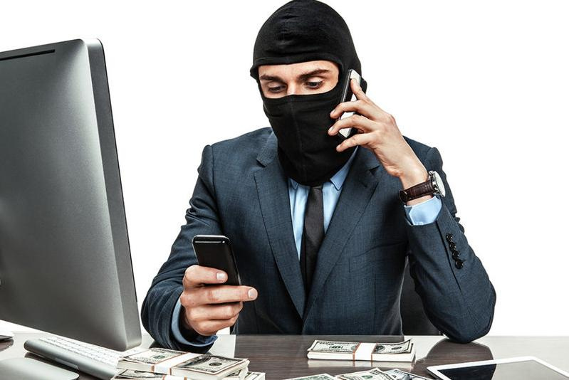 Жители Запорожской области организовали call-центр, операторы которого похищали деньги с банковских карт