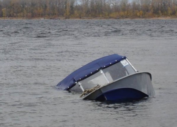 В Запорожской области из воды достали рыбака, лодка которого перевернулась