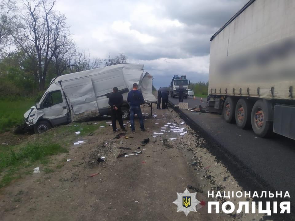 Стали известны подробности масштабной аварии на запорожской трассе при участии трёх грузовиков и легковушки (ФОТО)