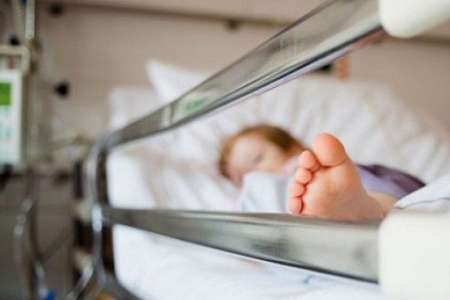 В Запорожской области годовалая девочка опрокинула на себя чайник с кипятком: ребёнка госпитализировали