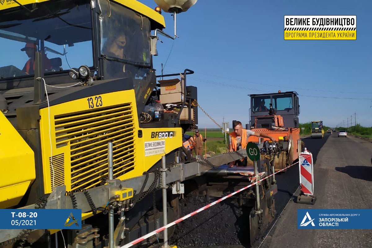 В Запорожской области продолжается ремонт участка автодороги на пути к Кирилловке (ФОТО)