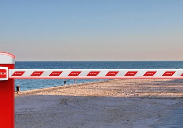 Отдыхающих запорожских курортов просят сообщать в полицию о шлагбаумах и заборах возле моря
